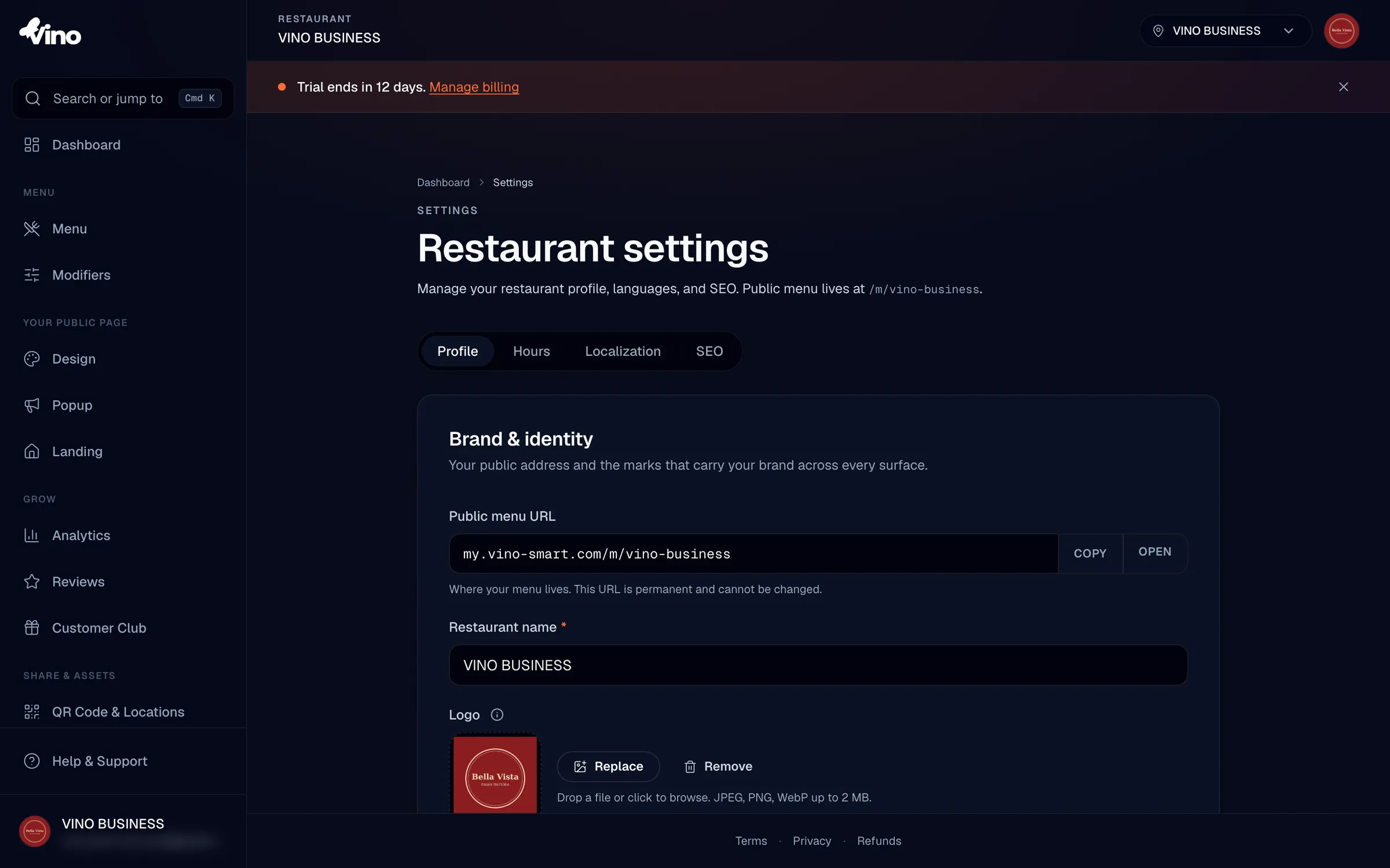La scheda Profilo delle Impostazioni che mostra il campo del nome del ristorante, un'area di caricamento del logo, l'URL pubblico del menu in sola lettura con i pulsanti copia e apri, un campione di colore del brand e la sezione dei dettagli di contatto.