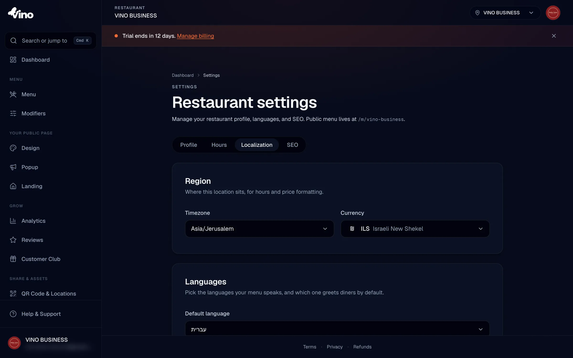 La scheda Localizzazione con i menu a tendina del fuso orario e della valuta in alto, e sotto una sezione lingue che contiene un selettore della lingua predefinita e una griglia di interruttori per abilitare altre lingue del menu.