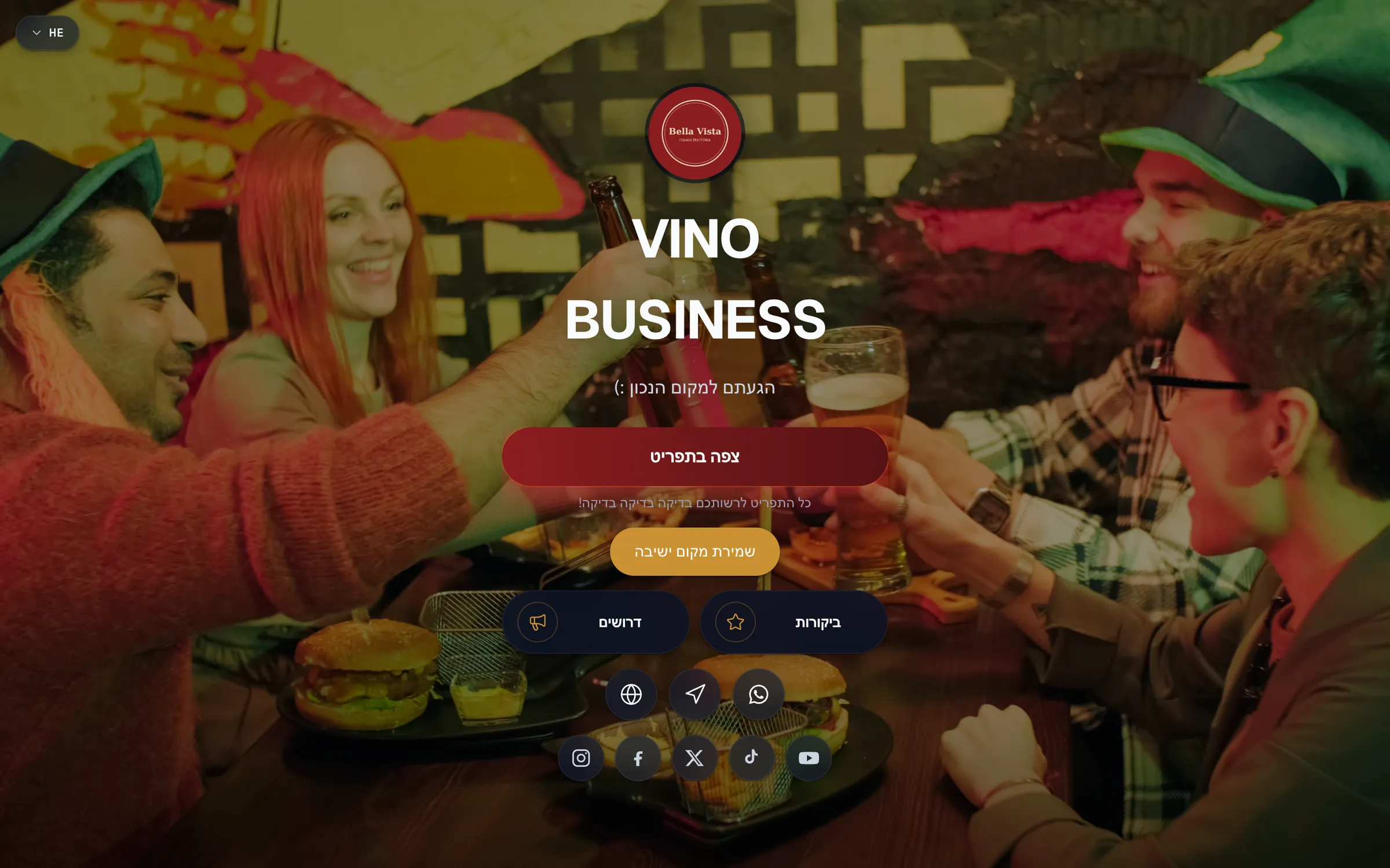 Il telefono di un cliente che mostra il menu completo: una foto di copertina con il nome del ristorante e lo stato di apertura in alto, una barra orizzontale fissa di riquadri fotografici delle categorie sotto di essa, e gli articoli del menu elencati nel layout risolto con prezzi e descrizioni.
