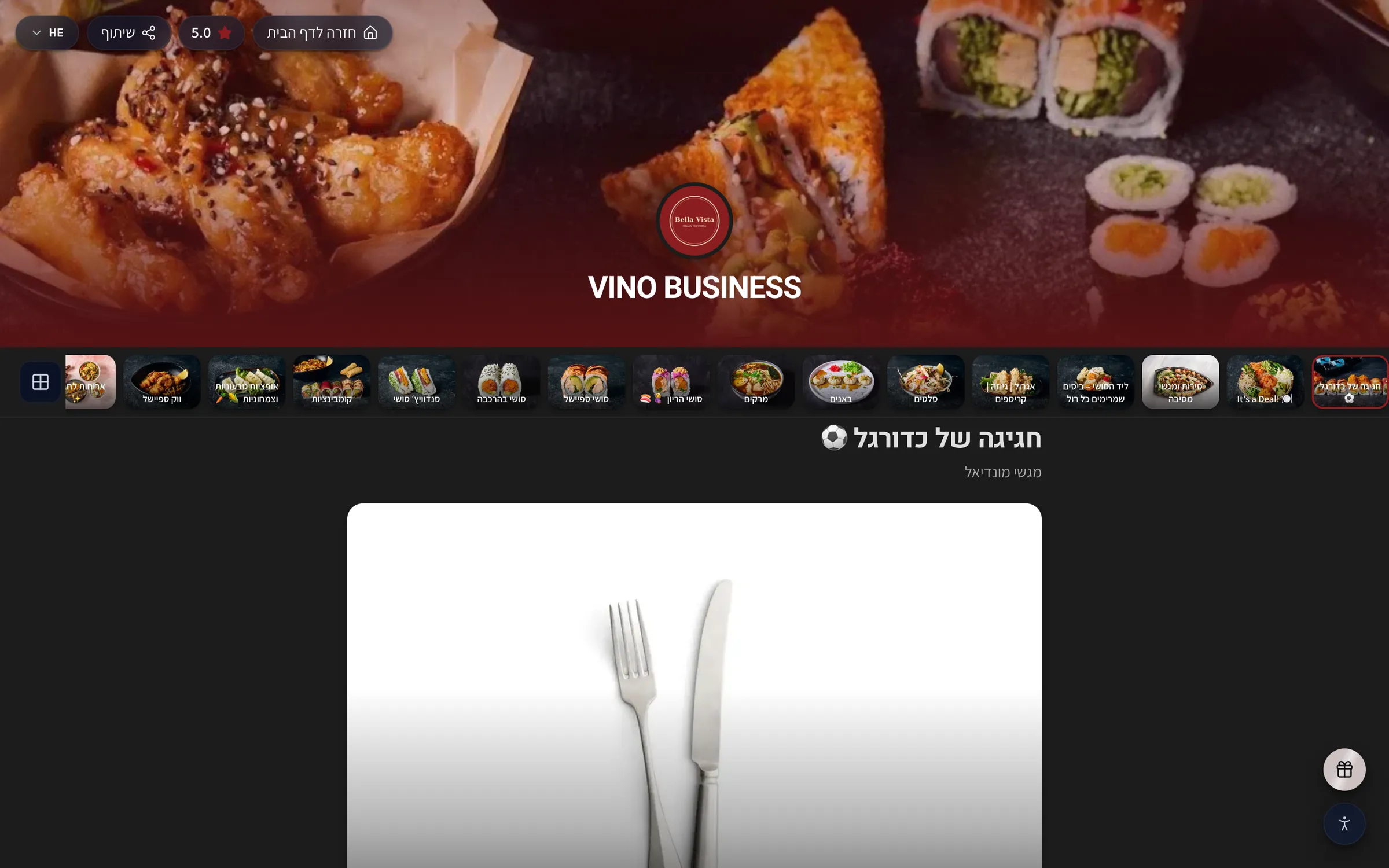 Una scheda di dettaglio dell'articolo aperta sopra il menu che mostra una grande foto dell'articolo, il nome e il prezzo dell'articolo, una descrizione, le icone degli allergeni, i tag dietetici e i selettori per varianti e modificatori, con una X di chiusura nell'angolo.