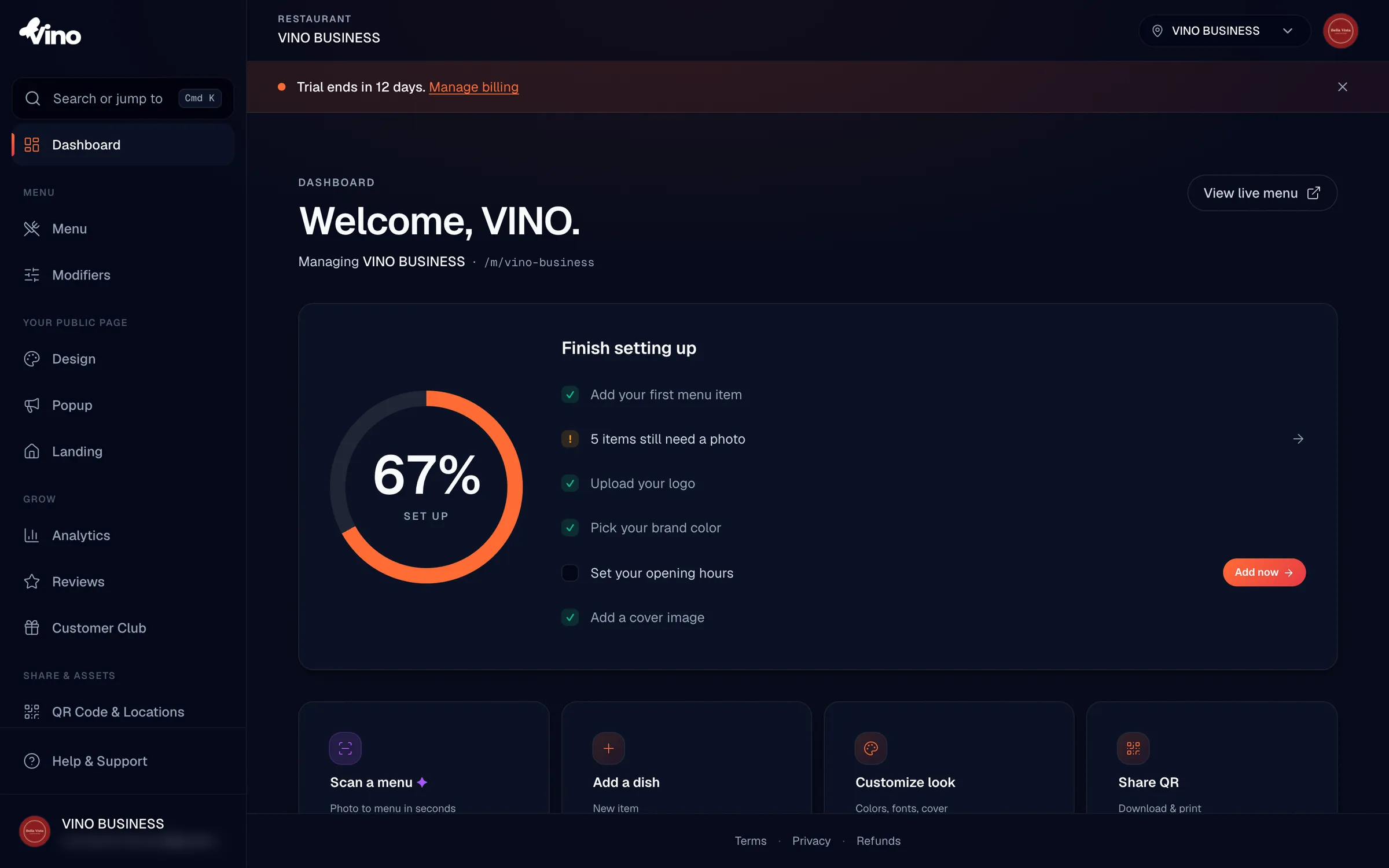لوحة تحكم Vino الكاملة مع رأس ترحيبي يعرض اسم المطعم ورابط القائمة العامة، وحلقة تقدّم إعداد مع قائمة تحقق من ستة عناصر، وأربع بطاقات إجراءات سريعة، وشبكة الميزات في الأسفل.