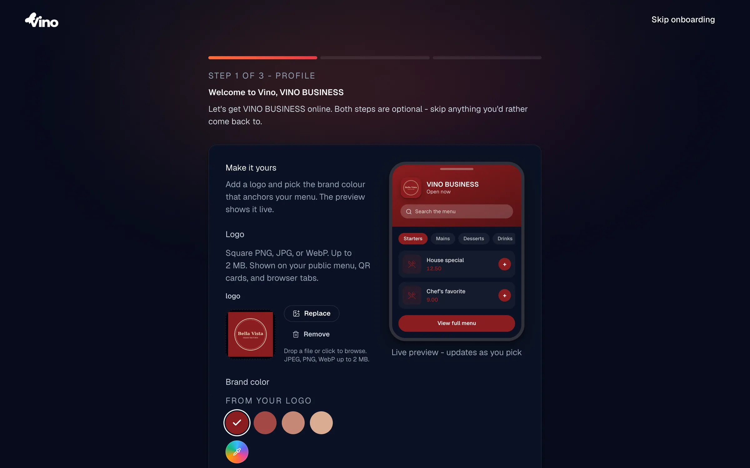 Passaggio 1 di 3 (Profilo) della procedura guidata di onboarding con una barra di avanzamento, un'area di caricamento del logo, una riga di campioni di colori del brand e un'anteprima live del menù pubblico sulla destra.