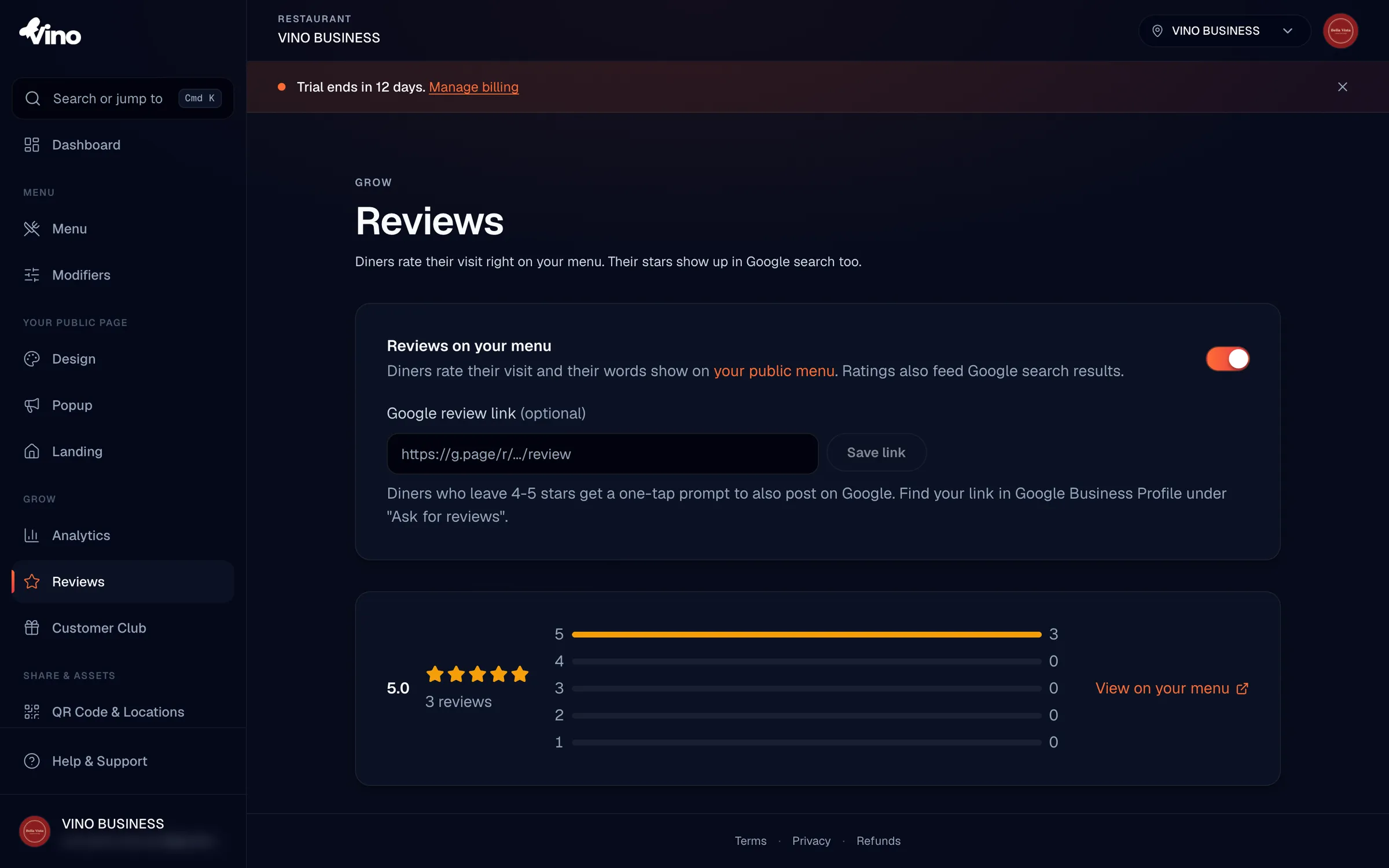 Das Bewertungs-Dashboard mit einer Einstellungskarte mit dem Schalter 'Bewertungen auf Ihrem Menü' und einem Feld für den Google-Bewertungslink, einer Gesamtbewertungskarte und moderierten Bewertungskarten mit Schaltflächen zum Ausblenden und Löschen.