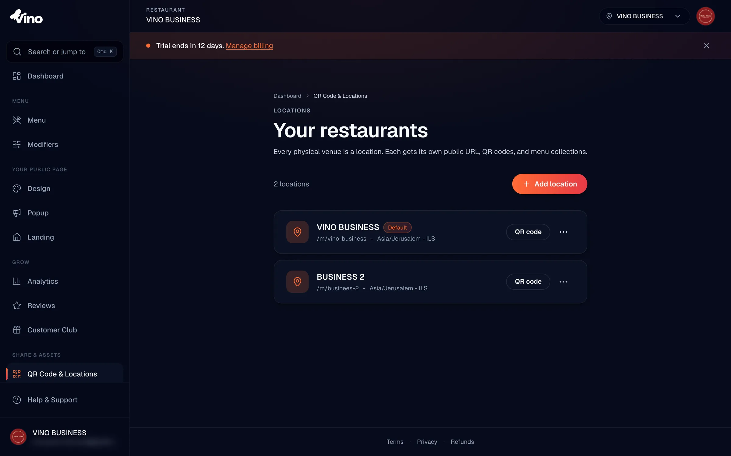 L'elenco delle Sedi che mostra ogni locale con il suo nome, un badge predefinito su una sede, lo slug pubblico del menu sotto /m/, il fuso orario e la valuta, oltre a un pulsante Aggiungi sede e a un pulsante codice QR per ogni riga.