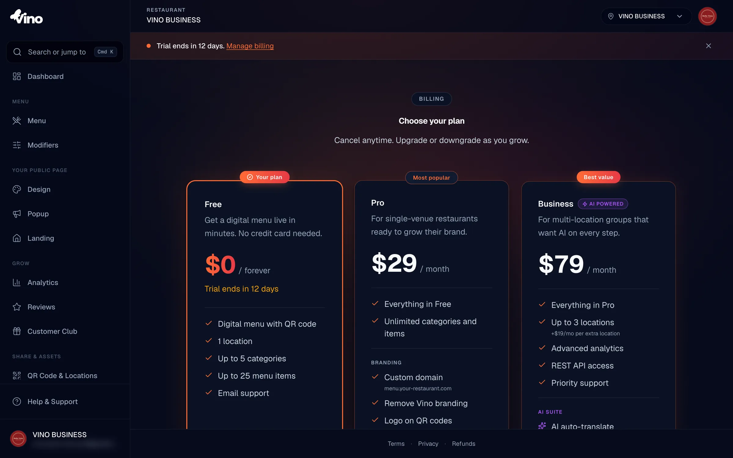 صفحة الأسعار تعرض ثلاث بطاقات باقات جنبًا إلى جنب، Free وPro وBusiness، تعرض كل واحدة سعرها وميزاتها المتضمَّنة مع زر دعوة لاتخاذ إجراء مثل 'باقتك' أو 'الترقية إلى Business' أو 'اشترك'.